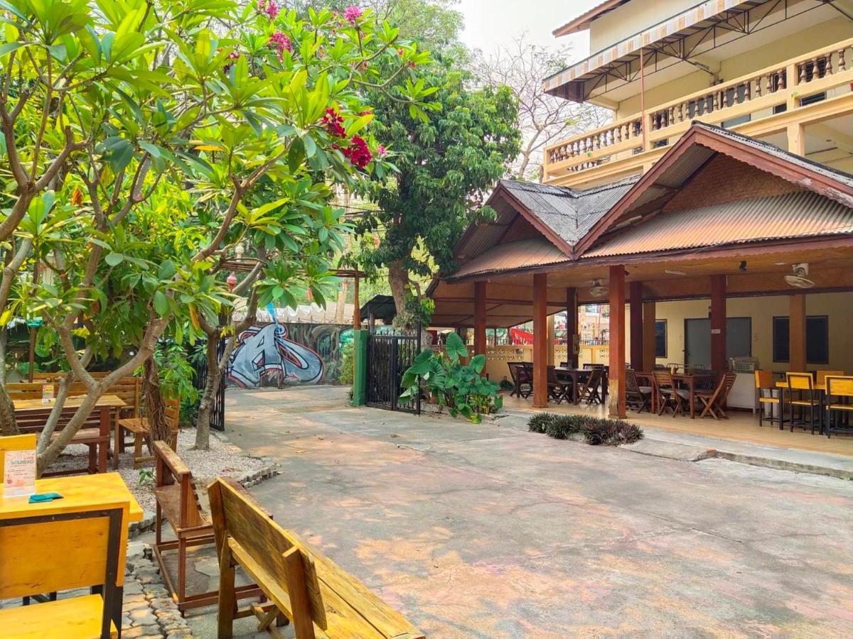 The Shire Guesthouse Chiang Mai Exteriör bild